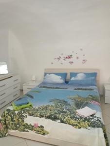 ナポリにあるIl cuore di Napoliのベッドルーム1室(青いシーツと花のベッド付)