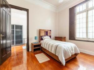 1 dormitorio con cama y ventana grande en HABITACIONES EN EXCELENTE UBICACIÓN PARA 8 PERSONAS en Ciudad de México