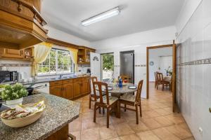 cocina con mesa y sillas y comedor en Villa Casa do Barrocal by Villa Plus en Loulé