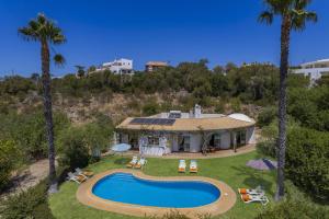 una vista aérea de una casa con piscina en Villa Casa do Barrocal by Villa Plus en Loulé