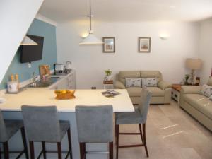 eine Küche und ein Wohnzimmer mit einem Tisch und Stühlen in der Unterkunft Kirkside in Auchterarder