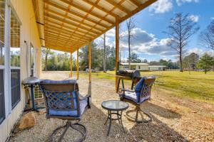 een overdekte veranda met 2 stoelen en een grill bij Alabama Lakefront Getaway with Kayaks and Patio in Andalusia