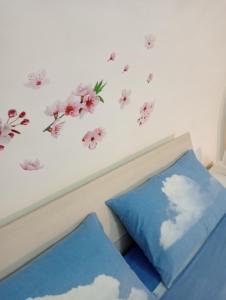 ナポリにあるIl cuore di Napoliのベッドルーム1室(花の壁掛けのベッド1台付)