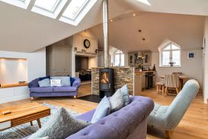 ein Wohnzimmer mit Sofa und Tisch in der Unterkunft Finest Retreats - Dingles Cottage in Philleigh