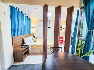 1 dormitorio con cama y espejo en Apartamentos La Primavera - Santiago Centro, en Santiago de Veraguas