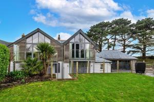 ein Haus mit einem grünen Hof davor in der Unterkunft Finest Retreats - Dingles Cottage in Philleigh