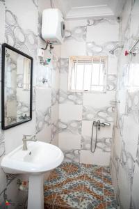 y baño con lavabo y espejo. en Jukambo Lodge, 