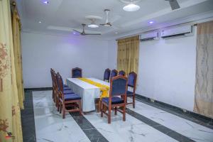 a dining room with a white table and chairs at Jukambo Lodge 