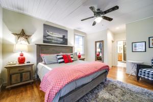 - une chambre avec un lit et un ventilateur de plafond dans l'établissement Cozy Bear Lake Retreat Hike, Boat and Unwind!, à Tuckasegee