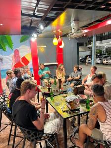 eine Gruppe von Personen, die in einem Restaurant an Tischen sitzen in der Unterkunft Hangover Aonang in Ao Nang Beach