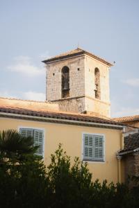 een gebouw met een klokkentoren erop bij Auberge de la Tour in Aups