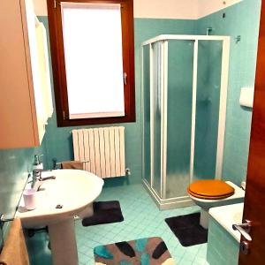 a bathroom with a sink and a toilet and a shower at Ex Casa degli Artisti in Montebelluna