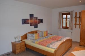 A bed or beds in a room at Gästezimmer Peterbauer
