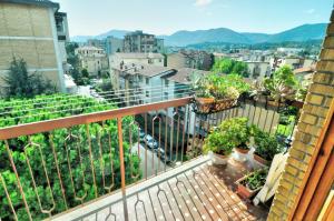 Un balcón con vista a una ciudad en La Casa di Nilde, en La Spezia