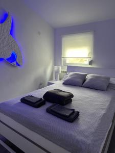 um quarto com uma cama com duas toalhas em Apartman Dunav em Rospi Ćuprija