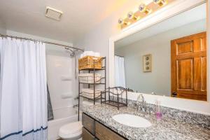 Een badkamer bij Green Bay Cozy home, 3 bed rooms, 6 beds, 2 bath