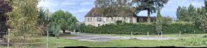 une vieille maison avec une clôture devant elle dans l'établissement Les chambres de Mont St Sébastien, à Soignolles-en-Brie