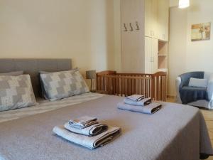 מיטה או מיטות בחדר ב-Ιδανικό σπίτι διακοπών στο Λαγονήσι 5' από την θάλασσα & 20' από το αεροδρόμιο!