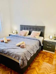 1 dormitorio con 1 cama con 2 toallas en Apartments Dalmatia, en Kaštela