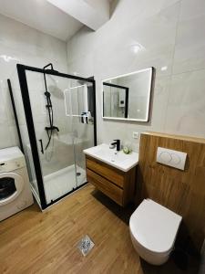 y baño con ducha, aseo y lavamanos. en Apartments Dalmatia, en Kaštela