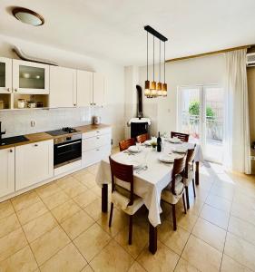 cocina con mesa y sillas en Apartments Dalmatia, en Kaštela