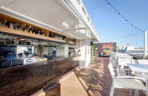 A restaurant or other place to eat at Elegant apartment next to the sea!