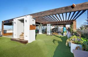 A garden outside Elegant apartment next to the sea!
