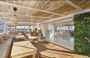 A seating area at Elegant apartment next to the sea!