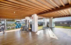 Habitación grande con techo de madera y suelo de madera. en Elegant apartment next to the sea!, en Corralejo
