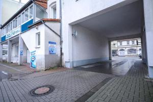 un callejón vacío con un edificio y un garaje en GLOW Apartment, en Magdeburgo