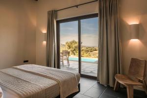 una camera con letto e vista sulla piscina di FRG Villas - Villa Cantare a Cefalonia