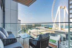 杜拜的住宿－Bluewaters Luxe 3BR with maids room - Panoramic Sea View - CityApartmentStay，从大楼的阳台上可以欣赏到伦敦眼的景色
