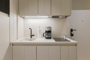 a kitchen with a counter with a blender on it at Rio by Wynwood House in Madrid