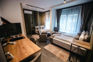 una camera con letto e un soggiorno con finestra di Sunshine apartments - Valjevo a Valjevo