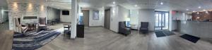 um quarto amplo com um salão com secretárias e cadeiras em Comfort Inn & Suites em Johnson City