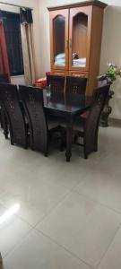 una mesa de comedor negra con sillas y un armario en Service Apartment Near Rameshwaram Cafe Brookefield, en Bangalore