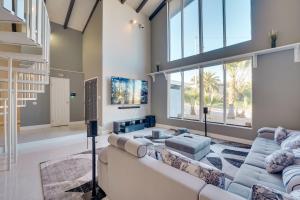 ein Wohnzimmer mit einem großen Sofa und Fenstern in der Unterkunft Modern Las Vegas Home with Pool, 5 Mi to The Strip! in Las Vegas