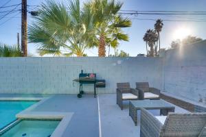 eine Terrasse mit einem Tisch und Stühlen neben einem Pool in der Unterkunft Modern Las Vegas Home with Pool, 5 Mi to The Strip! in Las Vegas