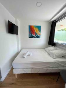 Bett in einem Zimmer mit Fenster in der Unterkunft Superbe appartement, terrasse, accès direct RER in Massy