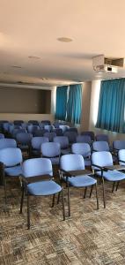 una habitación vacía con sillas y sillas azules en Hotel TROESMIS, 