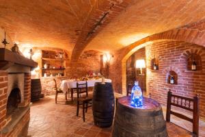 een wijnkelder met een tafel en een stenen muur bij Alba Morus in La Morra
