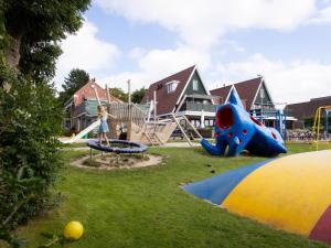 Una joven está jugando en un patio de recreo en Wadden Lodge Living, en Westerland