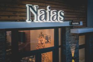 uma árvore de Natal na janela de uma loja em Naias Nemeia Luxury Rooms em Neméa