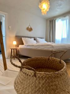 um quarto com uma cama e um cesto no primeiro plano em Cozy City Apartment Daun - Ferienwohnung - EIFEL The Natural Home em Daun