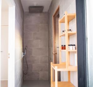 Łazienka z prysznicem wyłożona jest szarymi kafelkami. w obiekcie Sunrise View Lapland, Sky View Bedroom & Hot Tub w mieście Kilpisjärvi