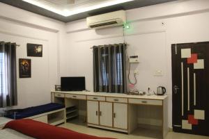 een kamer met een bureau en een computer. bij Sunlit stays-Forest view in Lucknow