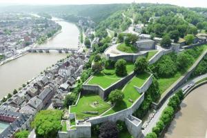 Vue aérienne d'une ville à côté d'une rivière dans l'établissement Gîte Ô 29 #CONTAINER POOL#JACUZZI#, à Namur