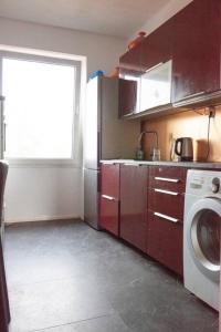 uma cozinha com uma máquina de lavar roupa e uma janela em Ruhige 3-Zimmer-Wohnung Messenah em Hanôver