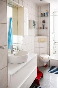 uma casa de banho branca com um lavatório e um WC em Ruhige 3-Zimmer-Wohnung Messenah em Hanôver