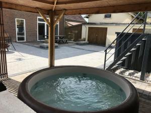 Photo de la galerie de l'établissement Gîte Ô 29 #CONTAINER POOL#JACUZZI#, à Namur